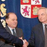 Los consejeros Juan José Mateos y Tomás Villanueva felicitan a Gerardo Gutiérrez tras nombrarle presidente del Consejo Social de la UVA