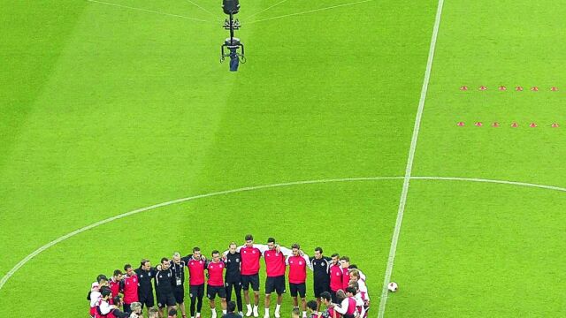 El Sevilla, reunido ayer en el campo de la Juventus, donde se disputa hoy la final