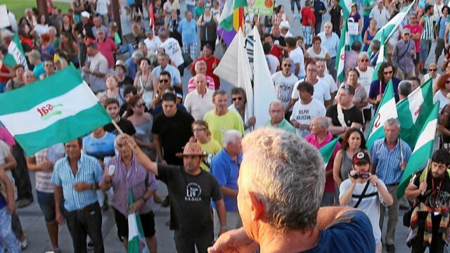 Cañamero, ayer, durante la marcha en La Línea, que apenas logró reunir a 400 personas