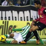 El defensa del Betis Javier Chica pelea un balón con el centrocampista portugués del Almería Hélder Barbosa, en el partido de esta tarde en el Benito Villamarín