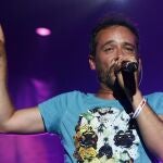 El cantante del grupo Love of Lesbian, Santi Balmes, durante su actuación anoche en el Low Cost Festival