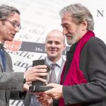 Jordi Savall, en el momento de recibir el Atlántida, de manos de José María Lassalle y en presencia de Xavier Mallafré