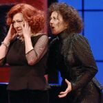Carmen Maura, que da vida a Carlota, y Pilar Castro, como Velda Manning, en la obra