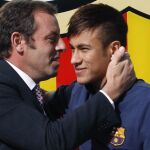 El jugador brasileño del FC Barcelona, Neymar da Silva (d) saluda al presidente del club, Sandro Rosell.