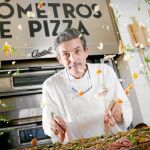Jesús Marquina prepara una de sus famosísimas pizzas en el local de reciente inauguración que asesora en Madrid