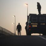 Agentes de policía patrullan en Melilla