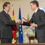 El presidente del Gobierno, Mariano Rajoy, y el líder de la oposición, Pedro Sánchez, se estrechan la mano tras rubricar el pacto antiterrorista en La Moncloa