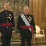 El Rey lleva el Toisón de Oro, la banda de Carlos III y cuatro grandes cruces