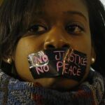 Una manifestante protesta en Ferguson