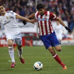 Diego Costa vio amarilla en el derbi en una acción con Álvaro Árbeloa