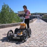 El georradar analiza las características del interior del puente de A Cigarrosa (Ourense)