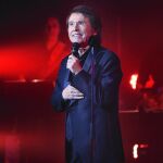 El cantante acabó con un fin de fiesta que incluyó «Escándalo», «Qué sabe nadie» y «El tamborilero»