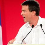 Manuel Valls se dirige a los seguidores de su partido en un acto en la Universidad de Verano del PSF en La Rochelle.