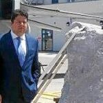 Fabian Picardo, ministro principal de Gibraltar, y James Dutton, gobernador de la colonia, posan junto a un pedazo de roca del Peñón
