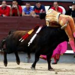 SIN MULETA. El diestro de Orduña, por si acaso no lo había hecho ya antes, quiso poner toda la carne en el asador al entrar a matar al quinto. Arrojó la muleta, se perfiló y se volcó sobre el morrillo para hundir el acero a costa de una espeluznante voltereta, por fortuna, sin consecuencias. Madrid, entregada. De Puerta Grande.