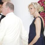 Alberto de Mónaco y su mujer, la princesa Charlene, a su llegada a la Gala de la Cruz Roja. EFE