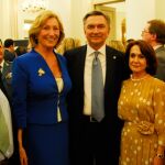 El anfitrión ruso, don Yuri P. Corchagin y su señora; acompañados de la Princesa Oblonsky y doña Dolores Tomás, presidente de la Fundación de Bellas Artes Surikov, con su marido.