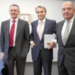 En el centro, el presidente de la Fundación Conexus, Manuel Broseta