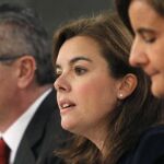 La vicepresidenta del Gobierno, Soraya Sáenz de Santamaría, junto a la ministra de Empleo, Fátima Báñez, y el ministro de Justicia, Alberto Ruiz-Gallardón