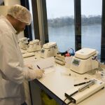 Un técnico de laboratorio de un banco de cordón umbilical privado