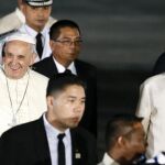 El Papa saluda junto al presidente filipino, Benigno Aquino III (dcha), a su llegada al aeropuerto de Manila