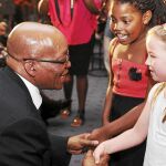 EN BUSCA DE LA FOTO. El presidente surafricano, Jacob Zuma, saluda a unas niñas en la iglesia metodista de Bryanston, ayer en Johannesburgo