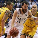 Sergio Rodriguez (c) lucha el balón ante el pívot del Herbalife Gran Canaria Xavi Rey (d).