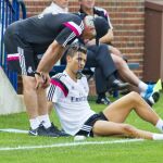 Ancelotti habla con Cristiano Ronaldo durante el entrenamiento de ayer en Michigan