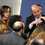 El ministro de Economía, Luis de Guindos, ayer, junto a los periodistas tras el Consejo de Ministros