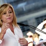La cabeza de lista del PSOE a las elecciones europeas, Elena Valenciano, durante su intervención en el mitin que el partido ha celebrado hoy en Vigo