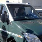 La policia local Raquel Gago sale hoy del juzgado en un furgón de la Guardia Civil para ingresar en la cárcel de Mansilla de las Mulas.