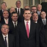 Foto de familia del Príncipe Felipe junto a los empresarios catalanes y madrileños antes de asistir a la cena organizada por el Foro Puente Aéreo.