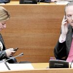 Fabra habla por teléfono mientras Sánchez de León envía un mensaje, en una imagen de archivo