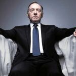 Kevin Spacey interpreta al congresista Underwood, que consigue hacerse con la vicepresidencia del país. Abajo, el tuit que lanzó