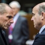 El ministro griego de Finanzas, Yanis Varoufakis y el ministro de Economía y Competitividad, Luis de Guindos
