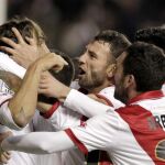 El delantero argentino del Rayo Vallecano Joaquín Óscar Larrivey (i) celebra con su compañero, el gol marcado ante el Osasuna.