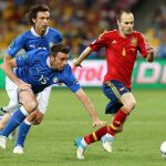 Iniesta, Pirlo y Barzagli, durante la final de la Eurocopa que disputaron España e Italia el 1 de julio de 2012, y que venció España por 4-0