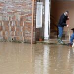 Vecinos de la localidad cántabra de Ampuero intentan que la lluvia no entre en su domicilio