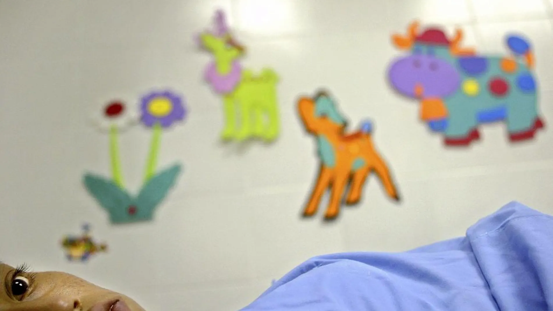 Paciente infantil de leucemia en un hospital, en una imagen de archivo