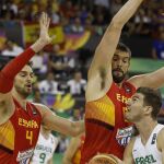 El pívot de la selección de Brasil Tiago Splitter (d) entra a canasta ante los pívots de la seleccion española Marc Gasol (c) y Pau Gasol