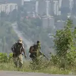 Soldados ucranianos del batallón "Donbas"patrullan en los alrededores de la ciudad de Lugansk