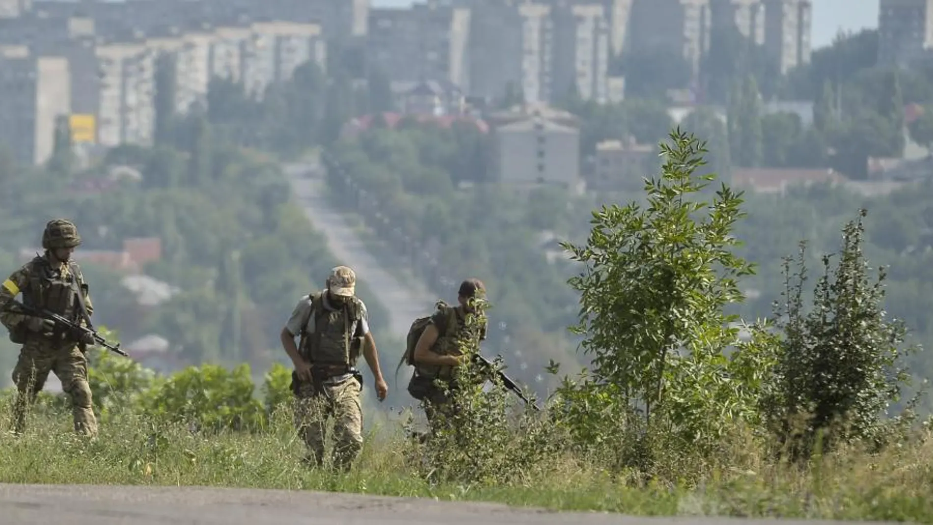 Soldados ucranianos del batallón "Donbas"patrullan en los alrededores de la ciudad de Lugansk