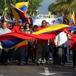 Cientos de personas participan en La Habana (Cuba), en un acto en homenaje a Hugo Chávez, al cumplirse el primer aniversario de su muerte.