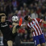 Diegi Costa pugna por un balón con David Luiz
