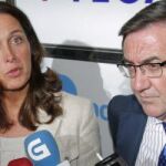 La portavoz municipal del PP de Santiago, Maria Pardo (c), acompañada del alcalde Compostelano, Ángel Currás (d) atiende a los medios tras anunciar la dimisión de sus cargos de los siete ediles del ayuntamiento.