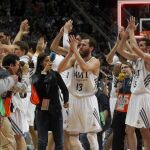 Los jugadores del Real Madrid saludan tras vencer al F.C. Barcelona por 98-84