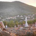 Juan Manuel Cotelo, director de la cinta, en el monte de las apariciones de Medgojurge (Bosnia)