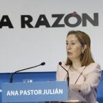 La ministra de Fomento, Ana Pastor, en un encuentro informativo en La Razón