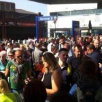 Imagen de los pasajeros evacuados en el exterior de la terminal.