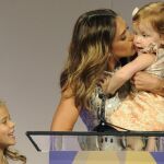 La actriz Jessica Alba, junto a su marido el actor Cash Warren y sus hijas Honor Marie and Haven.